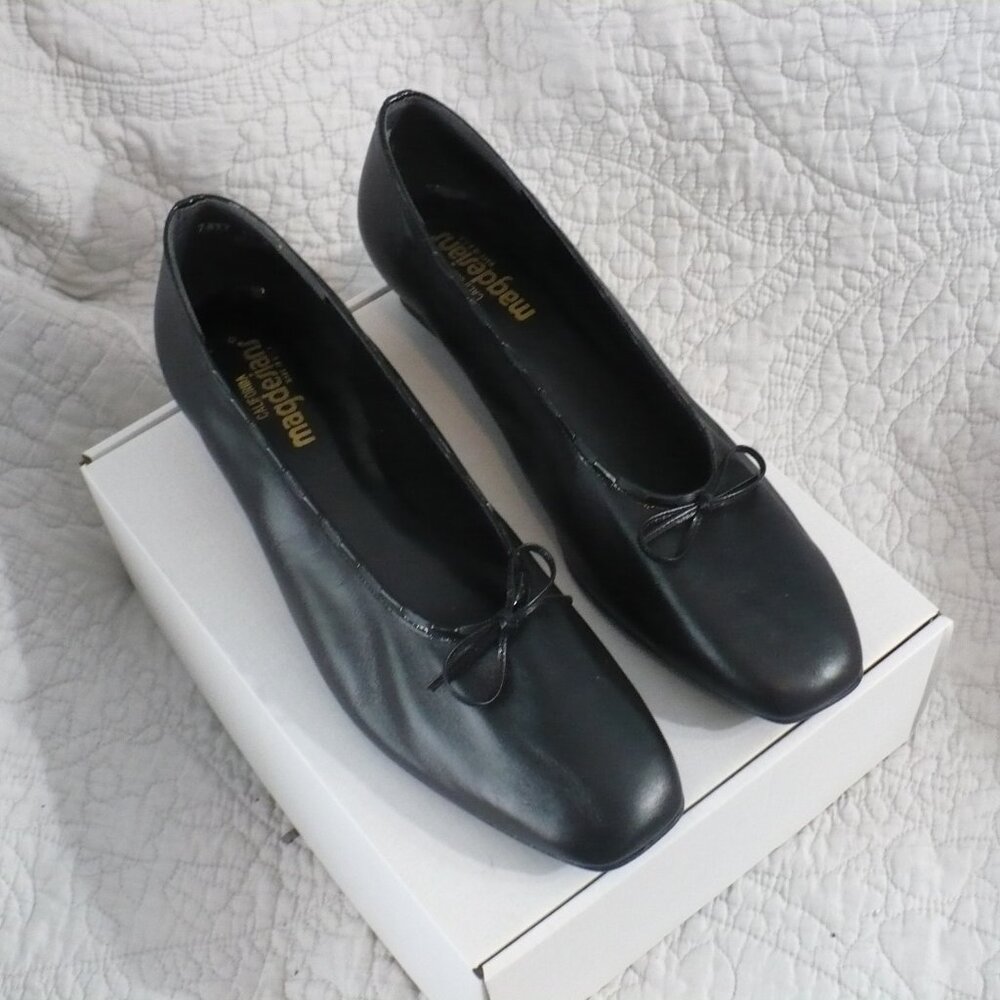 NEW WITHOUT BOX- MAGDESIAN BRAND BLACK LEATHER BALLET PUMPS WITH 1" HEELS-SZ 14W